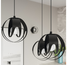 Mai multe lămpi suspendate negre cu abajururi sferice și becuri.