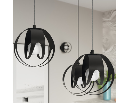 Mai multe lămpi suspendate negre cu abajururi sferice și becuri.
