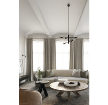 Cameră de zi cu canapea, perdele, măsuțe de cafea și corp de iluminat suspendat