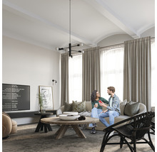 Cameră de zi cu canapea, masă, lampă și perdele