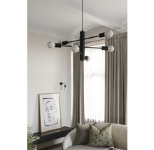 Lustr negru cu mai multe brațe și becuri într-o sufragerie.