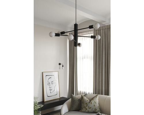 Living modern cu lampă suspendată neagră, canapea și operă de artă