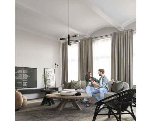 Cameră de zi cu canapea, masă și plafonieră în stil modern