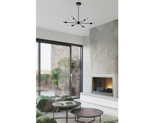 Living cu șemineu, două măsuțe de cafea și o lustră neagră