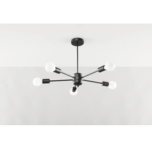 Lumină de tavan neagră cu șase brațe și becuri rotunde.