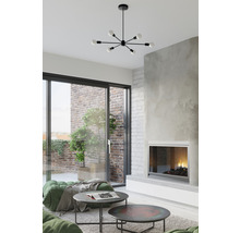 Living cu șemineu, măsuță de cafea și lampă suspendată neagră