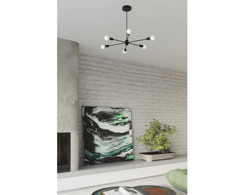 Lumină de plafon neagră modernă cu mai multe brațe de lumină și becuri într-un spațiu de locuit.