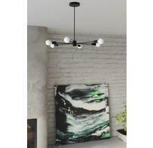 Corp de iluminat suspendat modern cu mai multe brațe și lămpi rotunde într-o cameră de zi.