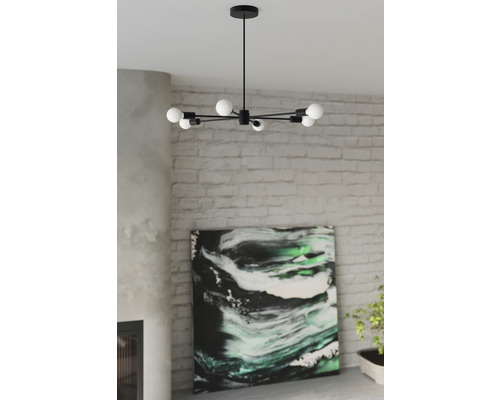 Corp de iluminat suspendat modern cu mai multe brațe și lămpi rotunde într-o cameră de zi.