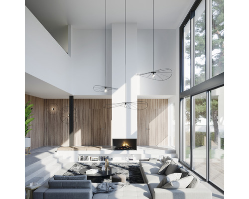 Living luminos cu șemineu, canapea și lămpi suspendate