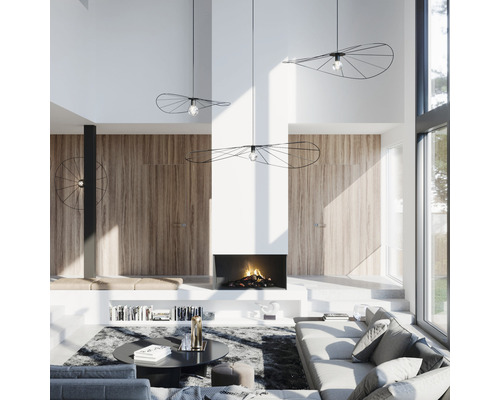 Cameră de zi luminoasă cu lămpi suspendate, șemineu și perete din lemn