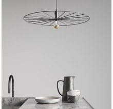 Lampa suspendată decorativă deasupra unui blat de bucătărie cu chiuvetă, veselă și robinet