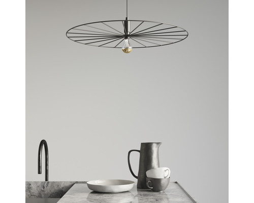 Lampa suspendată decorativă deasupra unui blat de bucătărie cu chiuvetă, veselă și robinet