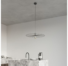 Lampa suspendată modernă cu design circular într-o cameră elegantă