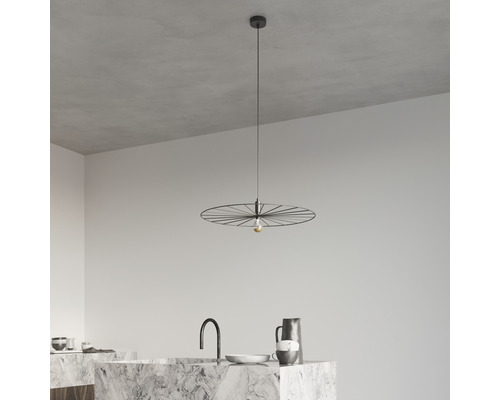 Lumină suspendată într-un spațiu modern cu insulă de bucătărie.