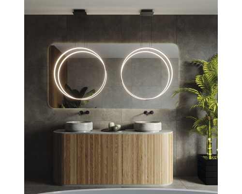 Baie modernă cu chiuvetă dublă, oglindă, lămpi rotunde și elemente din lemn