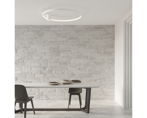 Sufragerie luminoasă cu masă, scaune și plafonieră rotundă.