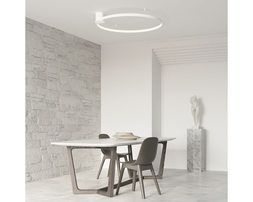 Sufragerie cu masă, scaune și plafonieră rotundă.