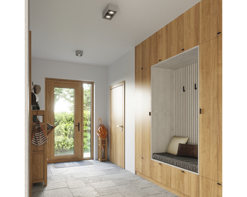 Intrare luminoasă cu dulap de haine, zonă de relaxare și podea de piatră