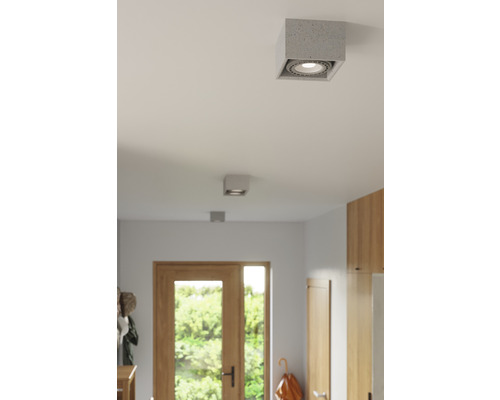 Două corpuri de iluminat pătrate din beton pentru plafon într-un interior