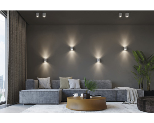 Cameră de zi cu canapea, măsuță de cafea și lămpi de perete