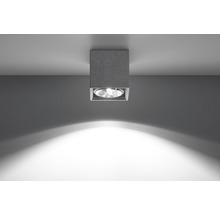 Lumină de plafon din beton cu con de lumină pe perete