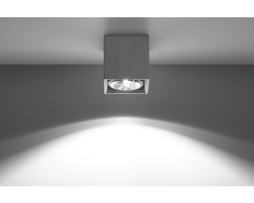 Lumină de plafon din beton cu con de lumină pe perete