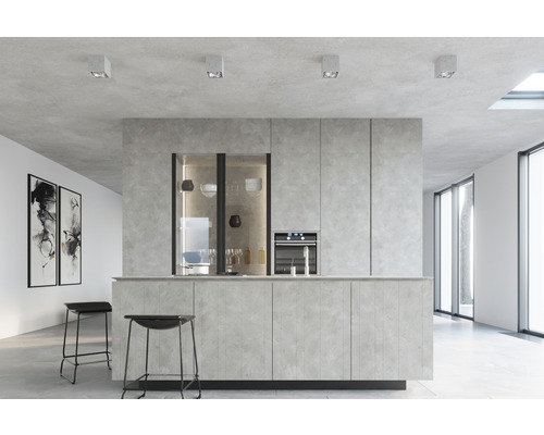 Bucătărie luminoasă cu insulă, scaune de bar și dulapuri încorporate