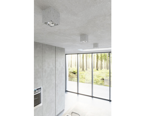 Vedere a unei camere luminoase cu spoturi moderne de tavan