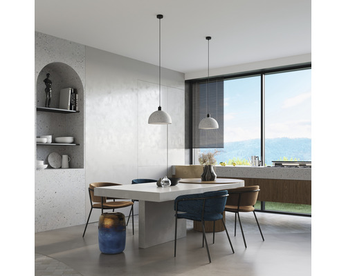 Sufragerie cu masă, scaune și corpuri de iluminat suspendate într-un design modern.