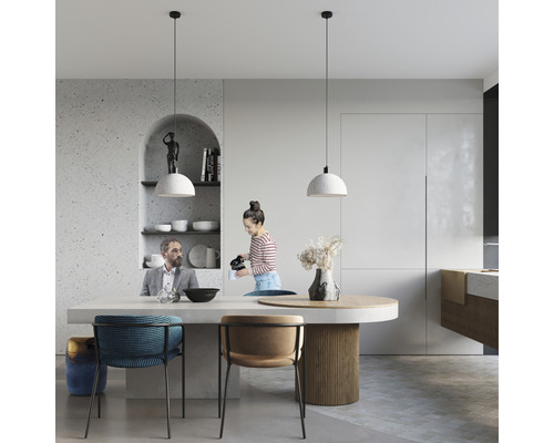 Sufragerie luminoasă cu masă și lămpi suspendate