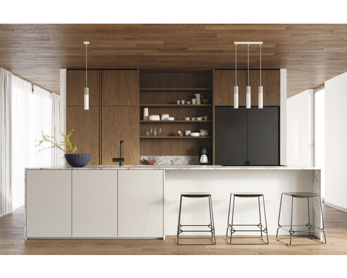 Bucătărie luminoasă cu insulă de bucătărie, scaune de bar și detalii din lemn