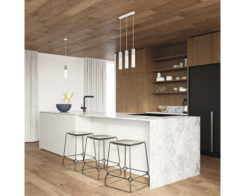 Bucătărie modernă cu insulă de gătit, scaune de bar, dulapuri din lemn și lămpi de tavan.