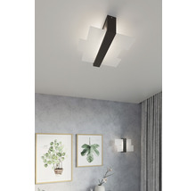 Plafon cu plafonieră cu design geometric și lampă de perete în interior.