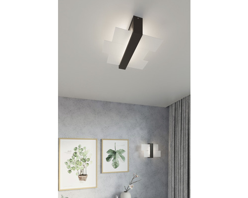 Plafon cu plafonieră cu design geometric și lampă de perete în interior.