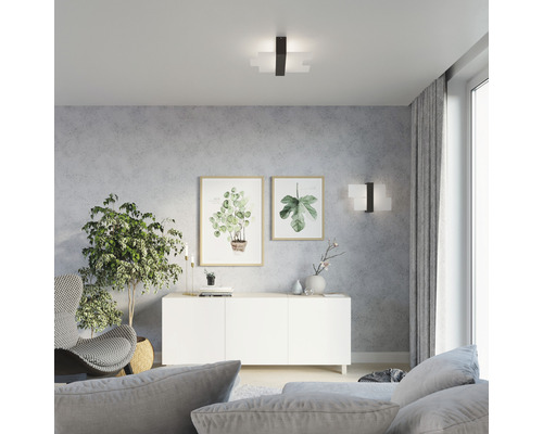 Cameră de zi cu plafonieră și aplică de perete cu design modern