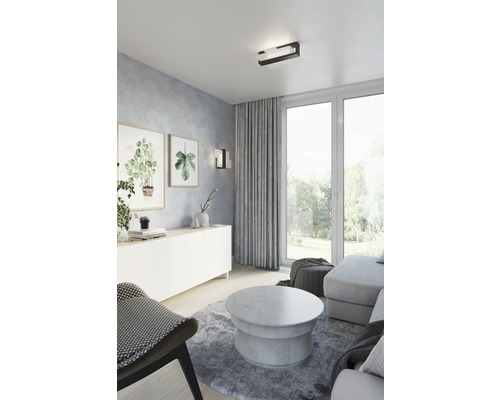 Cameră de zi cu canapea, masă, comodă, decorațiuni, covor, perdele și plafonieră pentru o atmosferă luminoasă și organizată