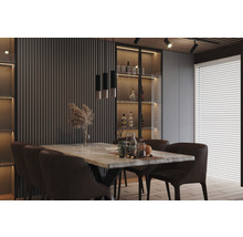 Sufragerie modernă cu masă, scaune și elemente decorative