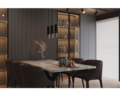 Sufragerie modernă cu masă, scaune și elemente decorative