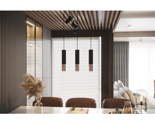 Sufragerie cu masă, scaune, corpuri de iluminat suspendate și jaluzele