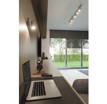 Birou modern cu birou, laptop, lampă de perete și spoturi de tavan