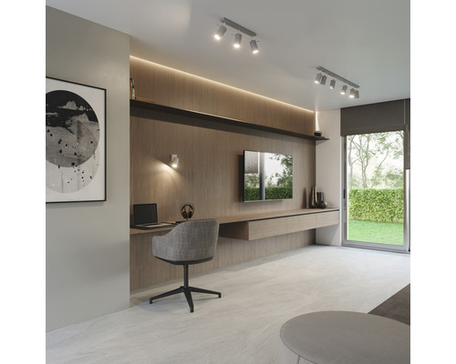 Cameră de zi cu birou, scaun de birou, televizor și corpuri de iluminat pentru tavan