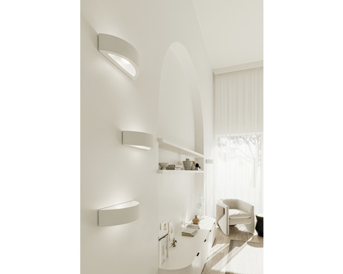 Cameră de zi cu trei lămpi de perete, raft și fotoliu