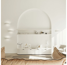 Cameră de zi cu lampă de perete modernă și dulap alb