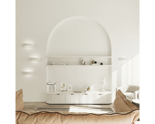 Cameră de zi cu lampă de perete modernă și dulap alb