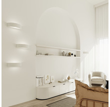 Dormitor luminos cu lămpi de perete și decor minimalist