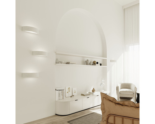 Dormitor luminos cu lămpi de perete și decor minimalist