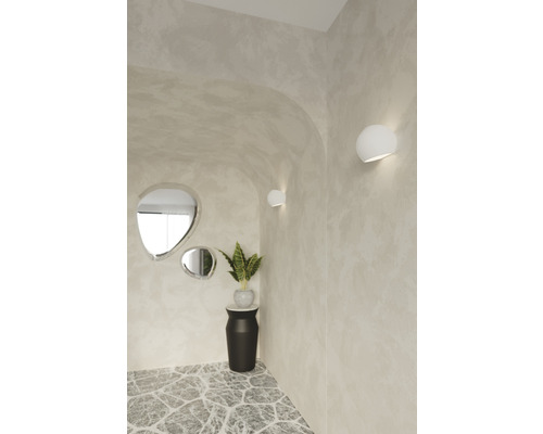 Interior cu două lămpi de perete, oglinzi și o plantă