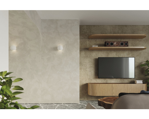 Cameră de zi luminoasă cu lămpi de perete, rafturi și televizor