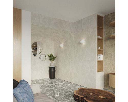 Living luminos cu canapea, măsuță de cafea din lemn, aplice de perete și decorațiuni